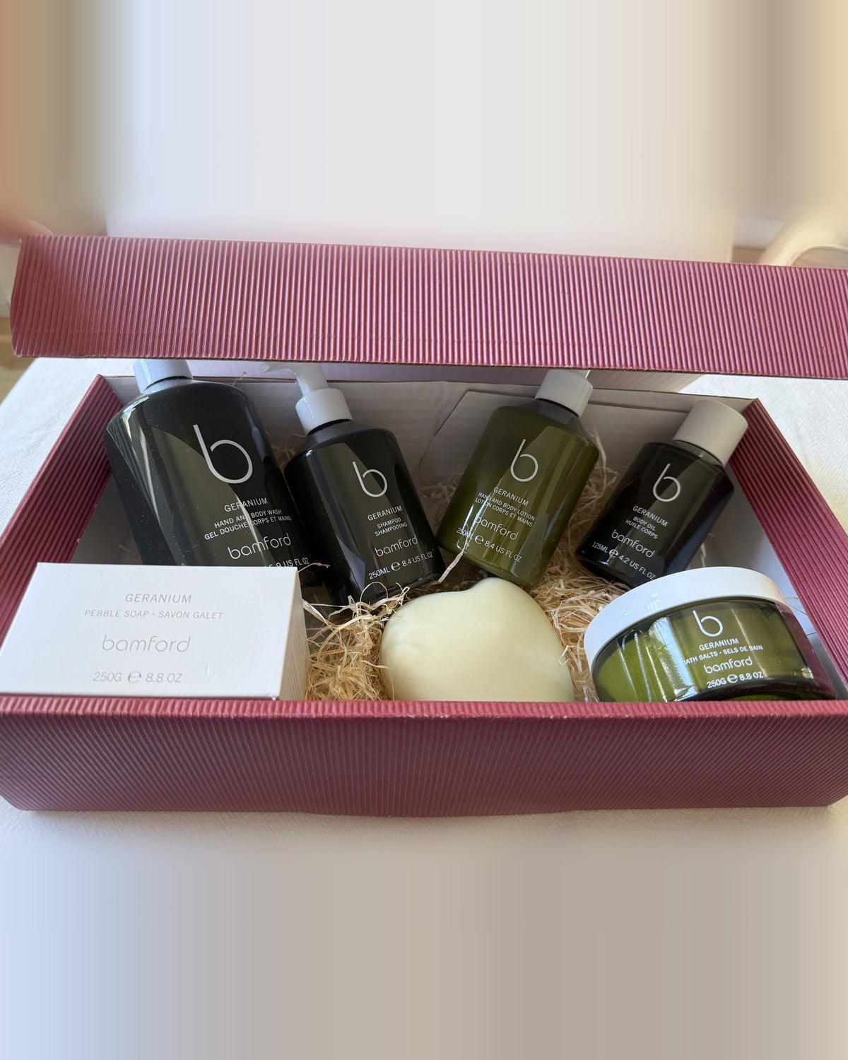 Geschenkbox von Radiance Selection mit Produkten, Holzwolle und Deckel